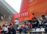 双方攻守交替，现场球迷为球队呐喊助威