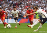 包含精彩绝伦的足球比拼，球迷热情高涨的词条